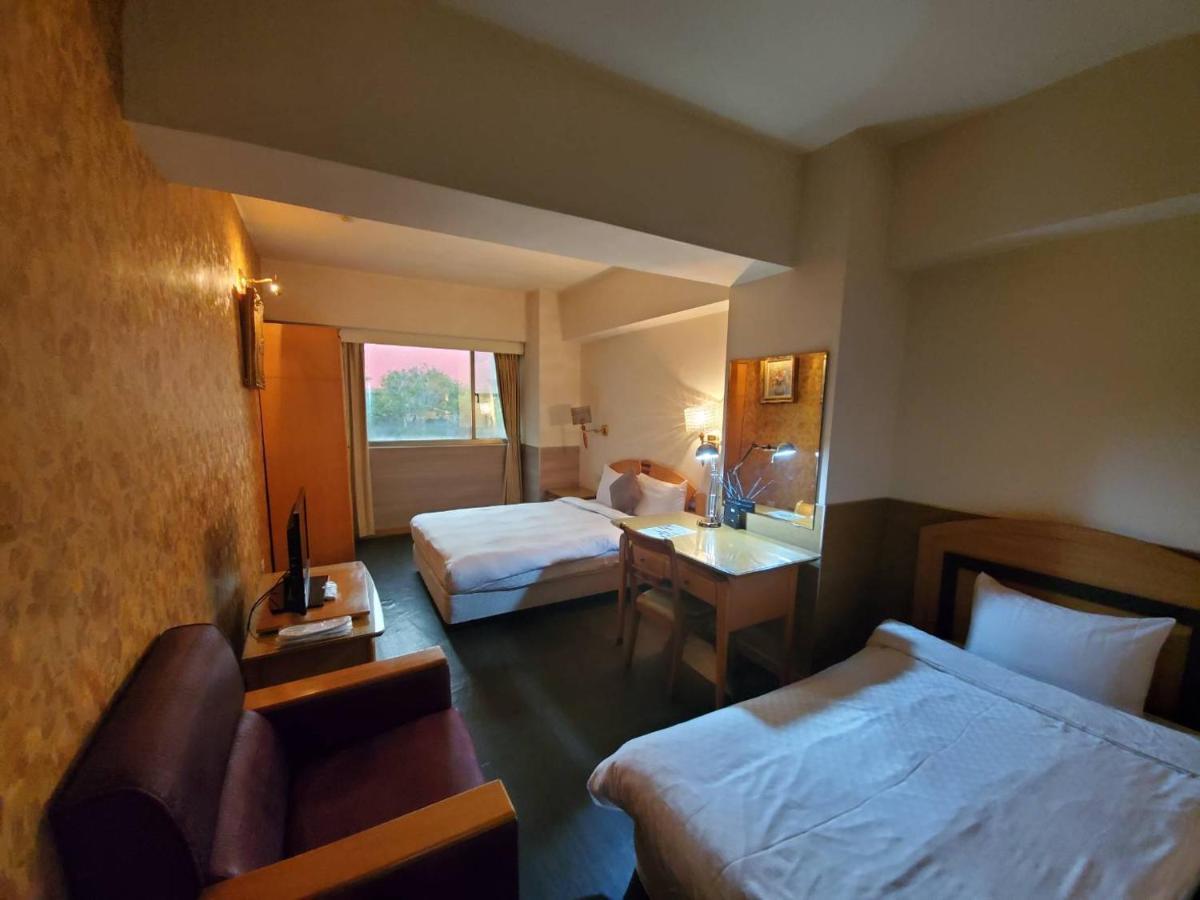 Berkeley Business Hotel Zhongzheng Hsinchu stad Exteriör bild