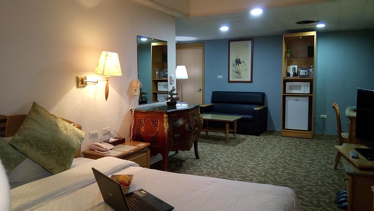Berkeley Business Hotel Zhongzheng Hsinchu stad Exteriör bild