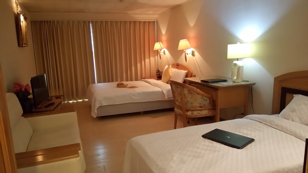 Berkeley Business Hotel Zhongzheng Hsinchu stad Exteriör bild