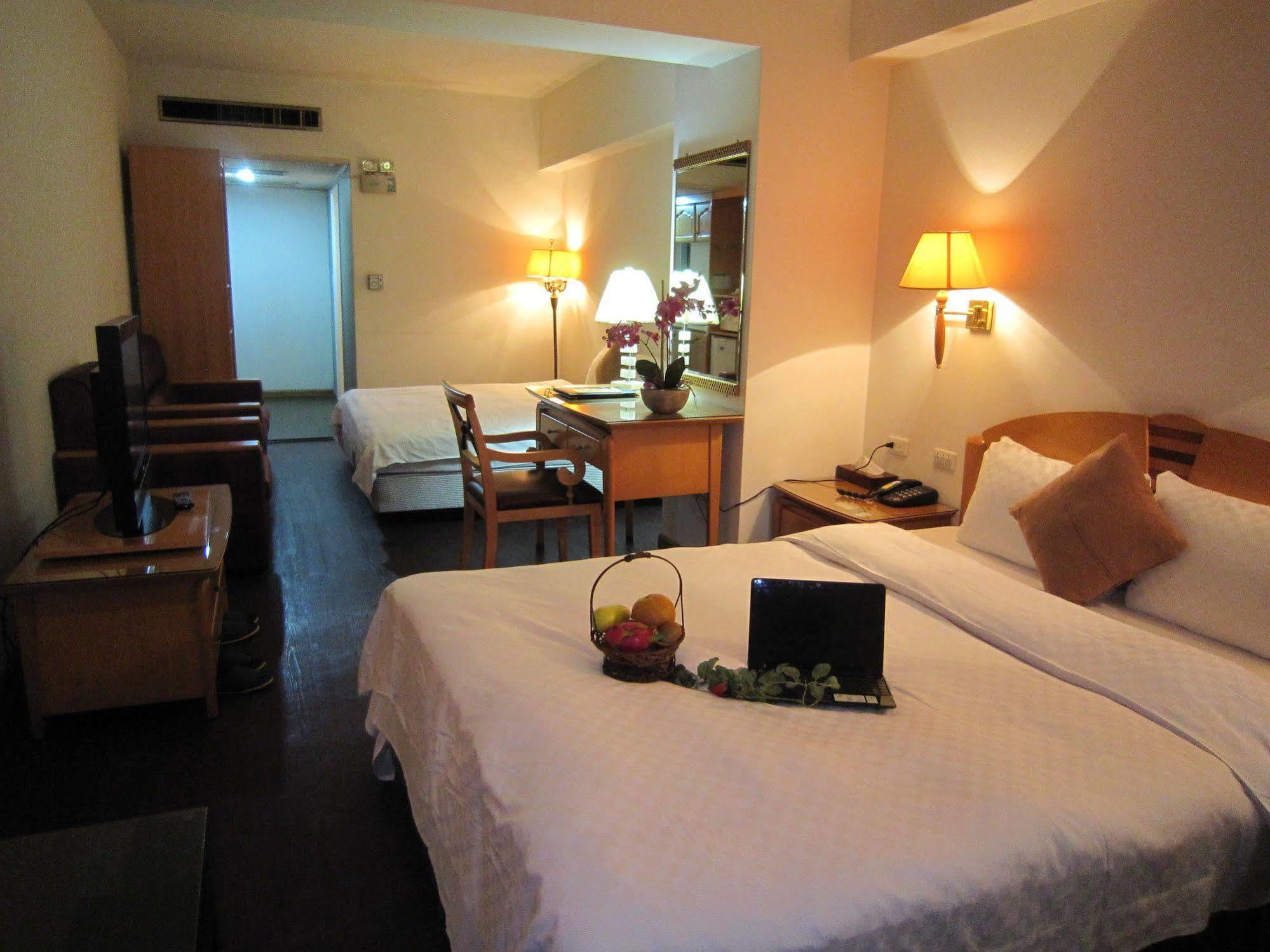 Berkeley Business Hotel Zhongzheng Hsinchu stad Exteriör bild