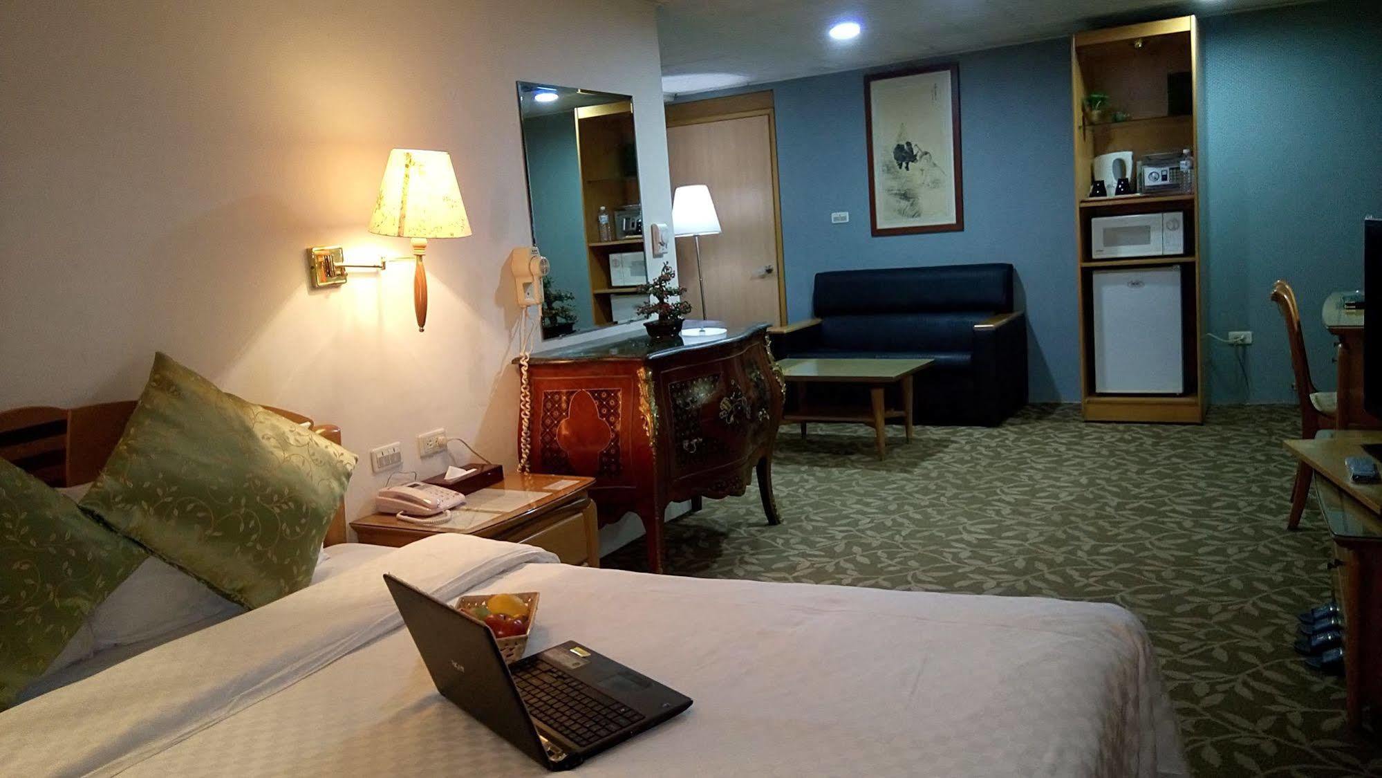 Berkeley Business Hotel Zhongzheng Hsinchu stad Exteriör bild