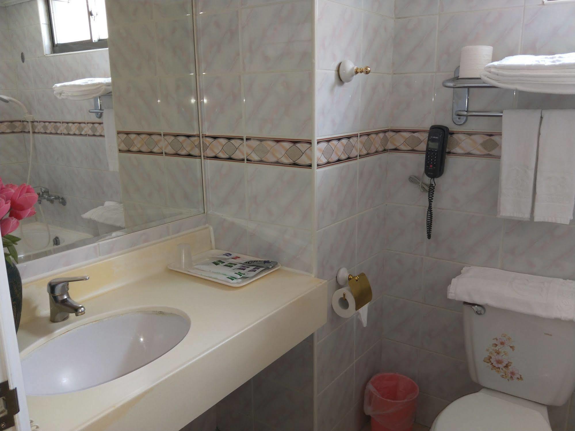 Berkeley Business Hotel Zhongzheng Hsinchu stad Exteriör bild