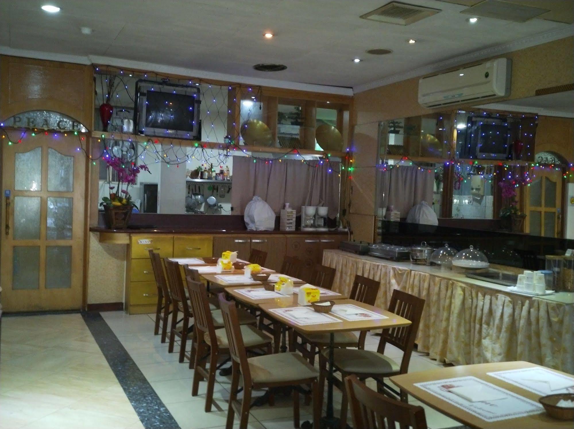 Berkeley Business Hotel Zhongzheng Hsinchu stad Exteriör bild
