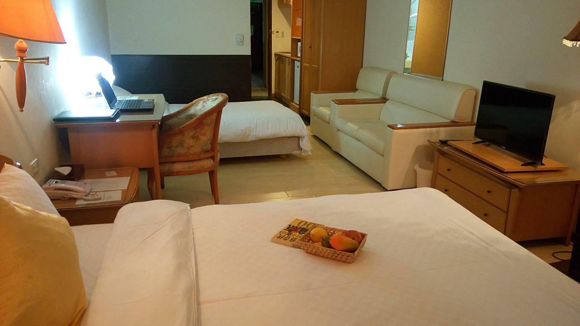 Berkeley Business Hotel Zhongzheng Hsinchu stad Exteriör bild