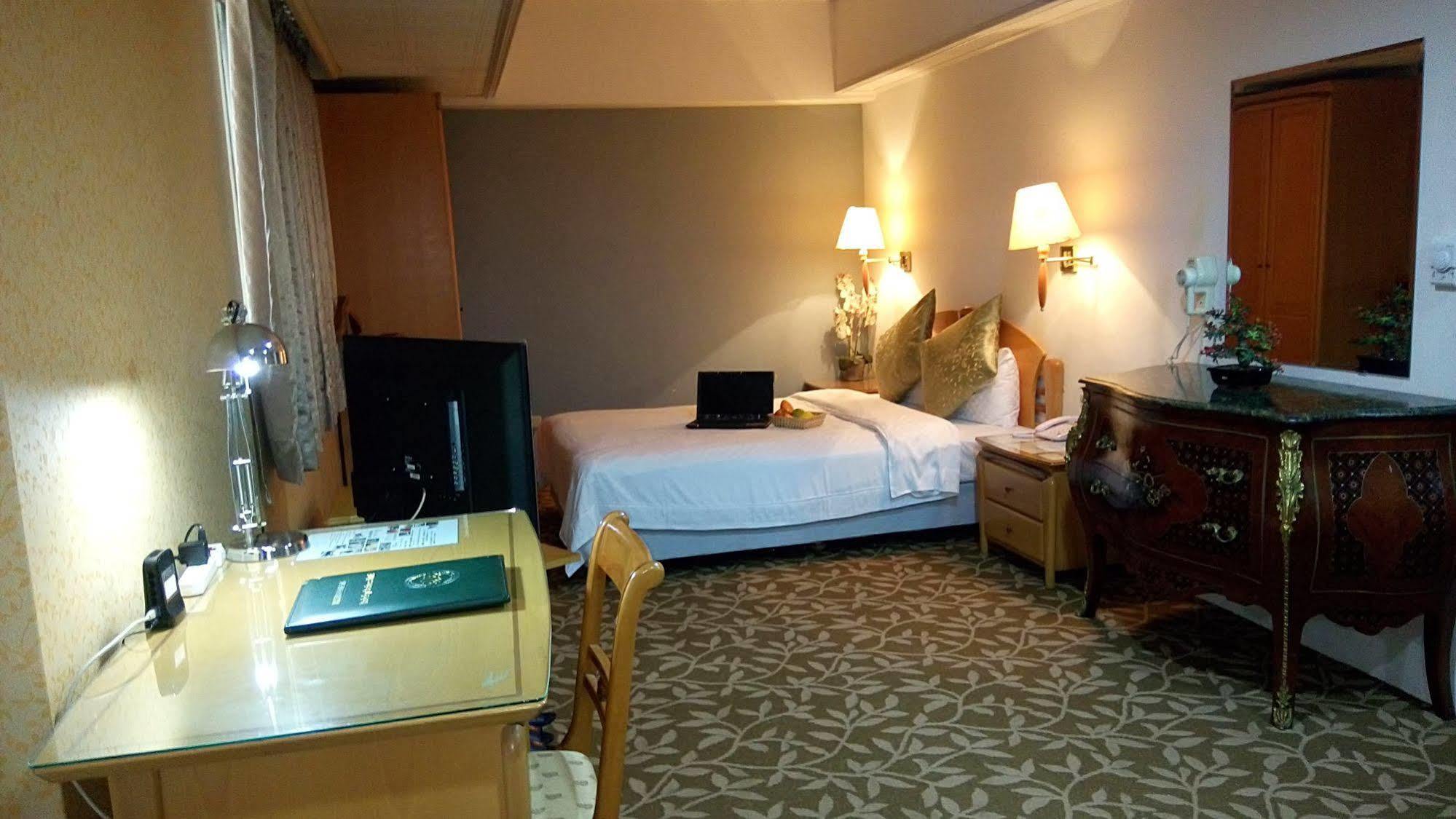 Berkeley Business Hotel Zhongzheng Hsinchu stad Exteriör bild