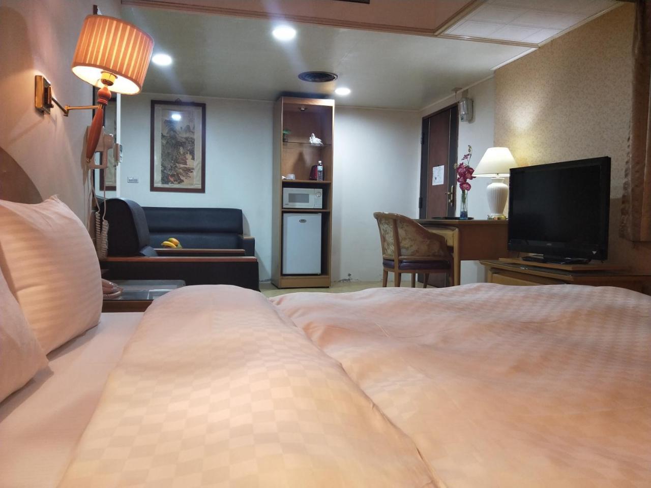 Berkeley Business Hotel Zhongzheng Hsinchu stad Exteriör bild