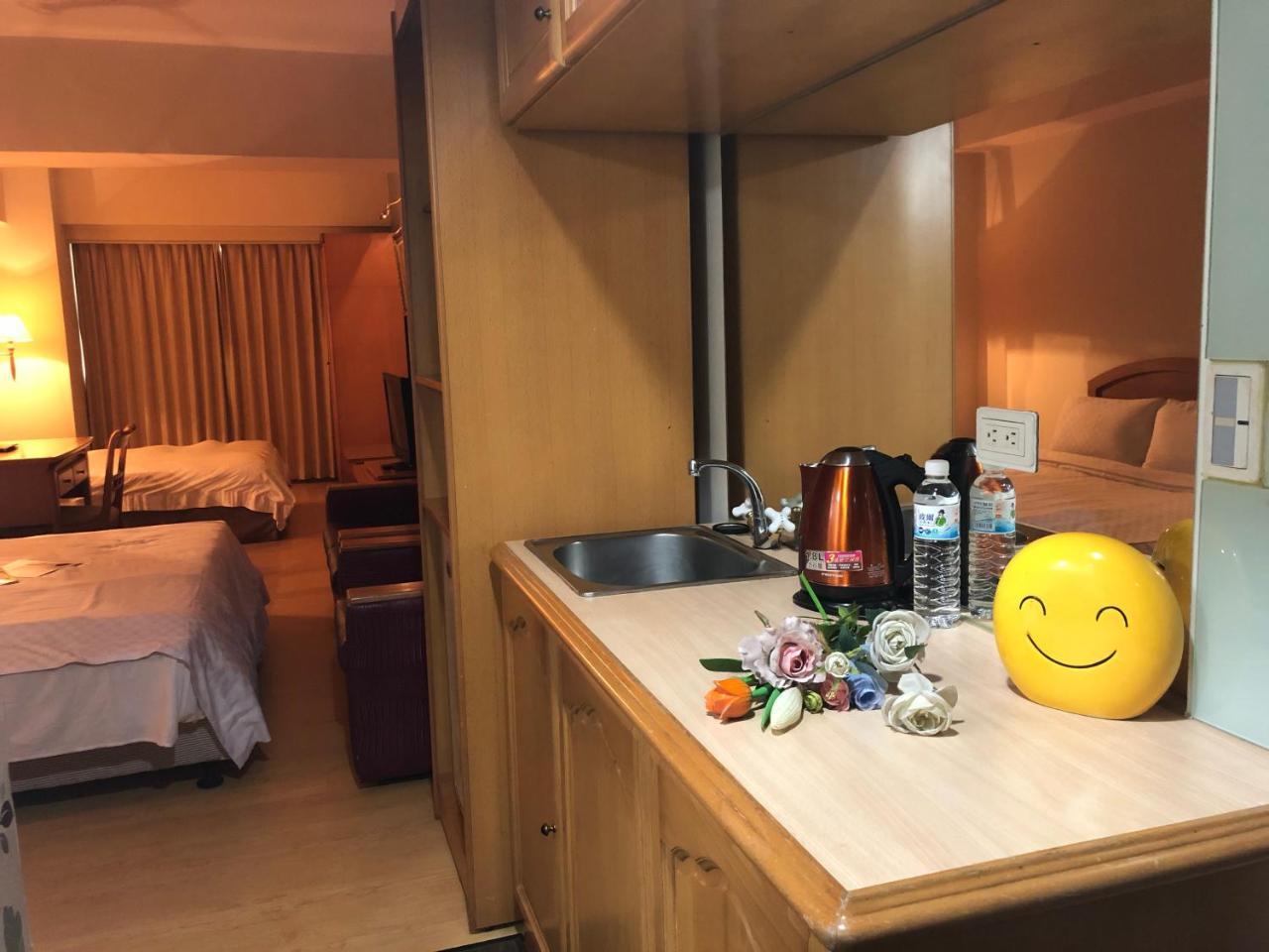 Berkeley Business Hotel Zhongzheng Hsinchu stad Exteriör bild